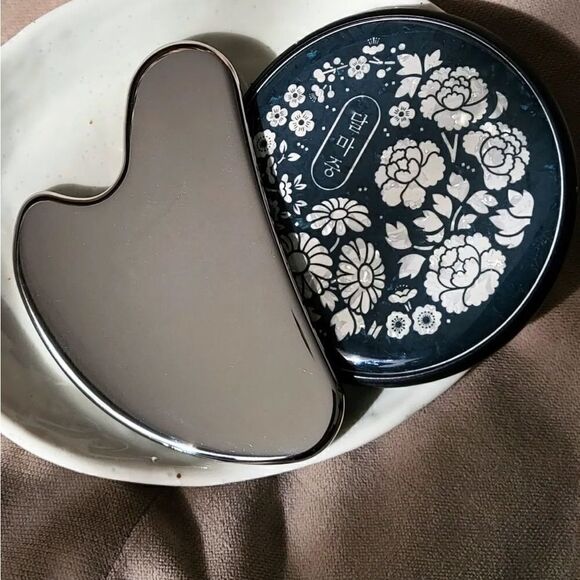 NEW WITH BOX STAINLESS STEEL GUA SHA SILVER - Picture 7 of 9